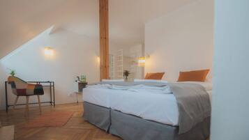 標準三人房, 山景 | 書桌、嬰兒床 (收費)、免費 Wi-Fi、床單