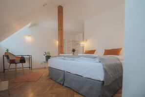 Habitación triple estándar, vistas a la colina | Escritorio, cunas (de pago), wifi gratis y ropa de cama