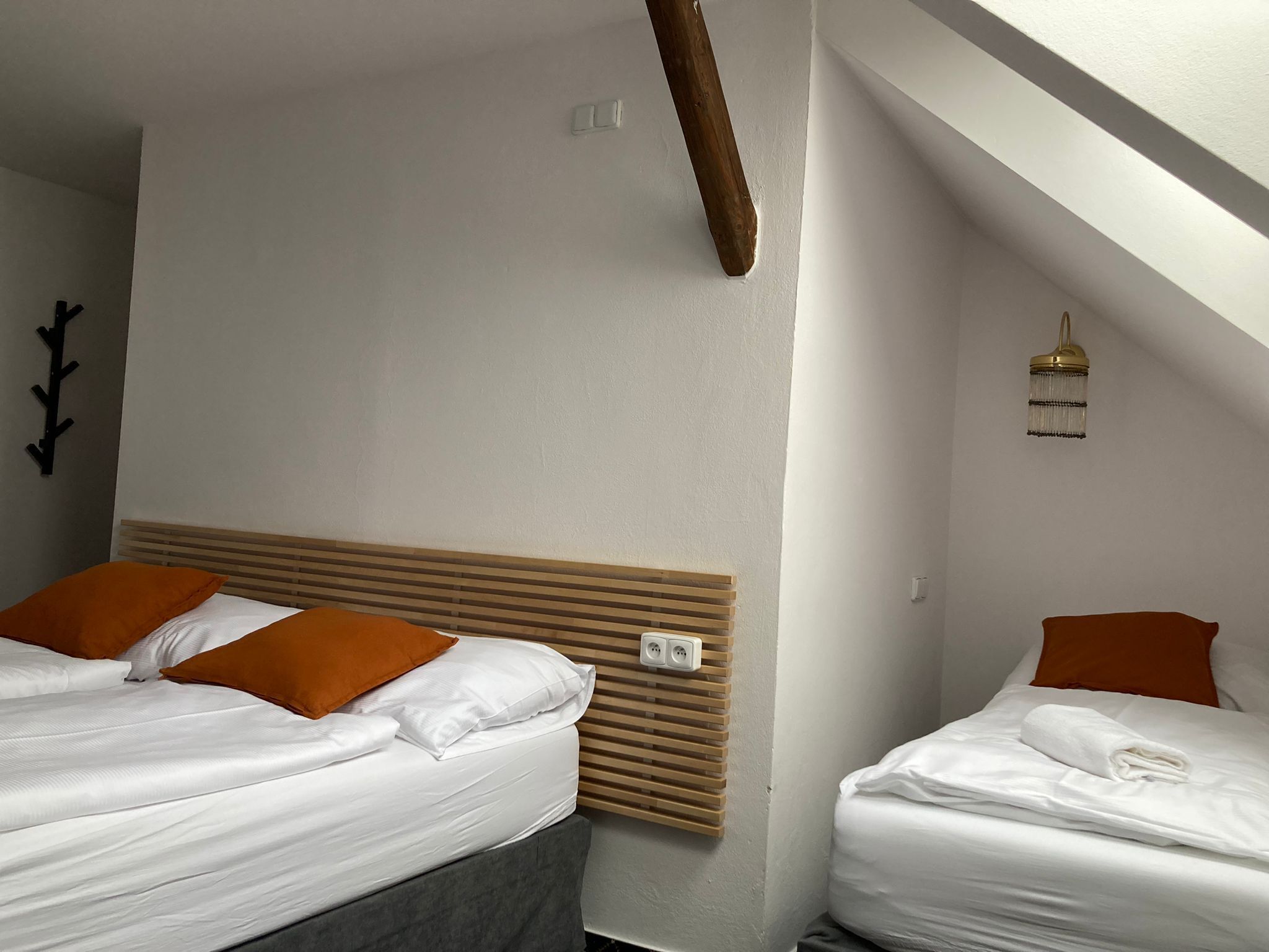 Escritorio, cunas, wifi gratis y ropa de cama 