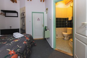 Habitación triple estándar, vista a la colina | Escritorio y wifi gratis 