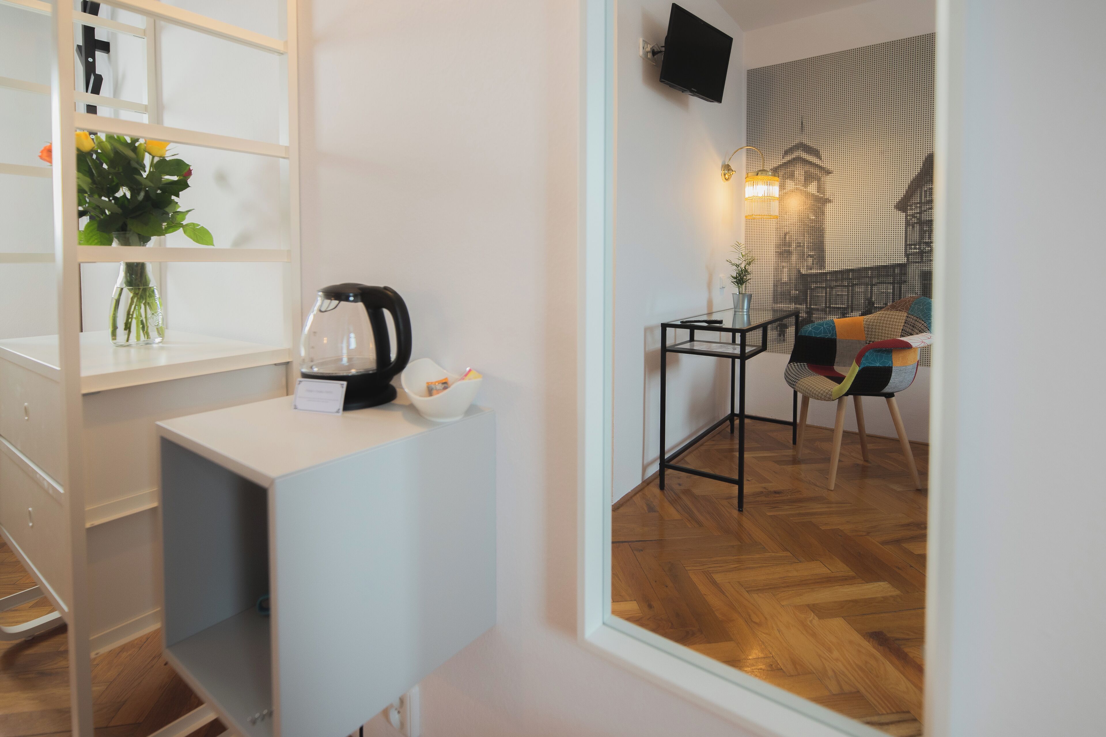 Escritorio, cunas, wifi gratis y ropa de cama 