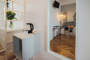 Escritorio, cunas, wifi gratis y ropa de cama 