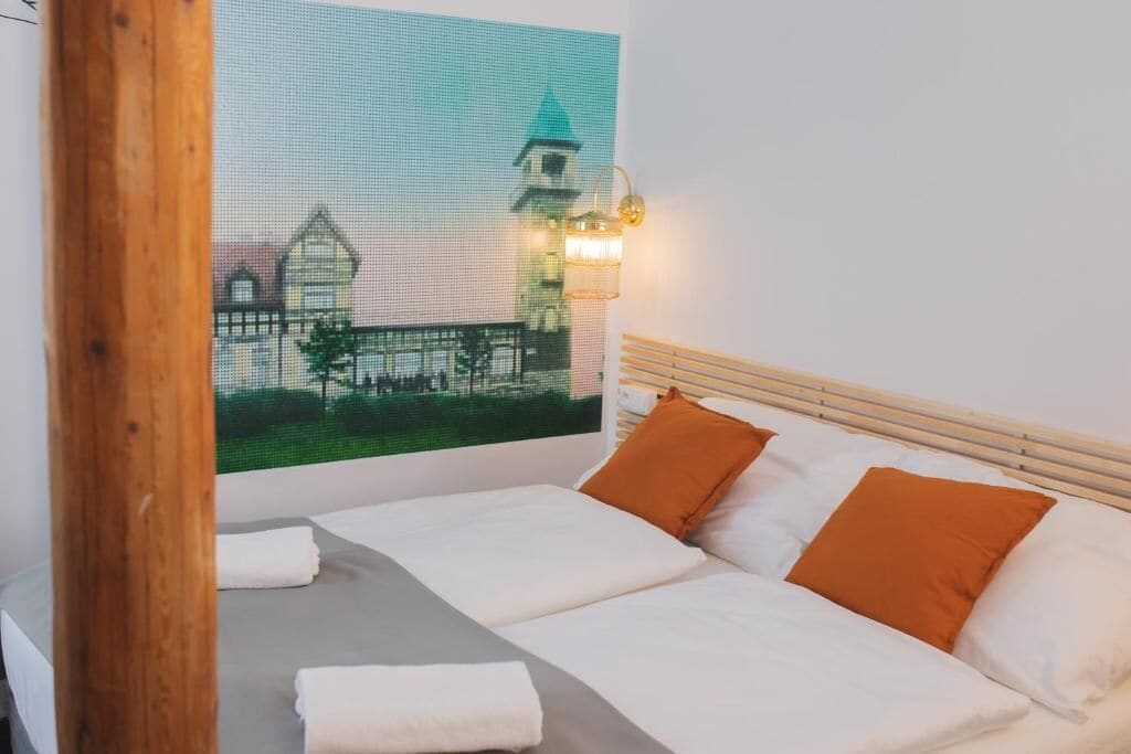 Escritorio, cunas, wifi gratis y ropa de cama 