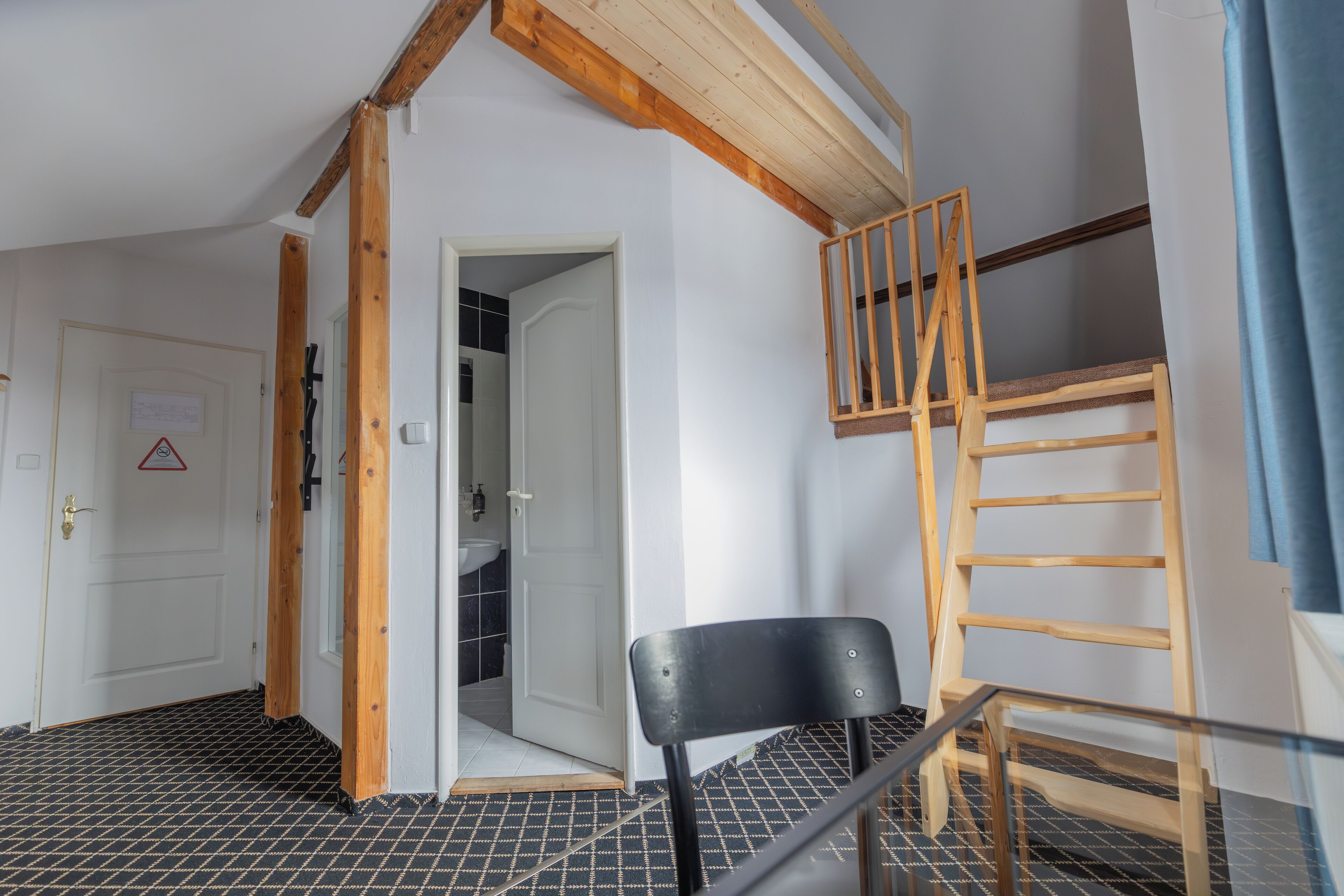 Escritorio, cunas, wifi gratis y ropa de cama 