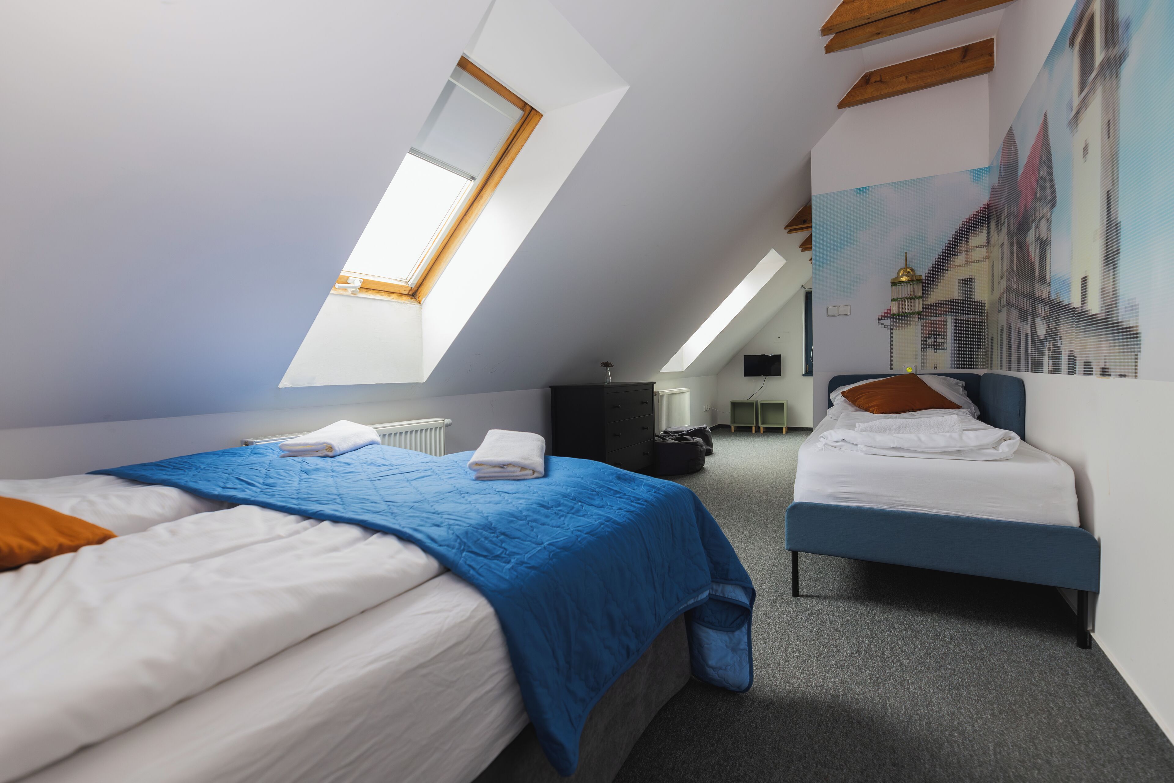 Escritorio, cunas, wifi gratis y ropa de cama 