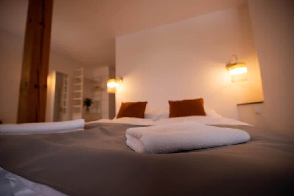 Escritorio, cunas, wifi gratis y ropa de cama 