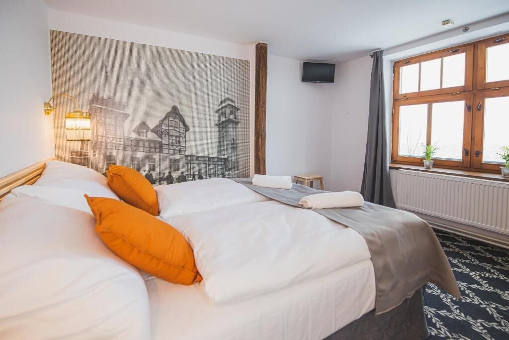 Escritorio, cunas, wifi gratis y ropa de cama 