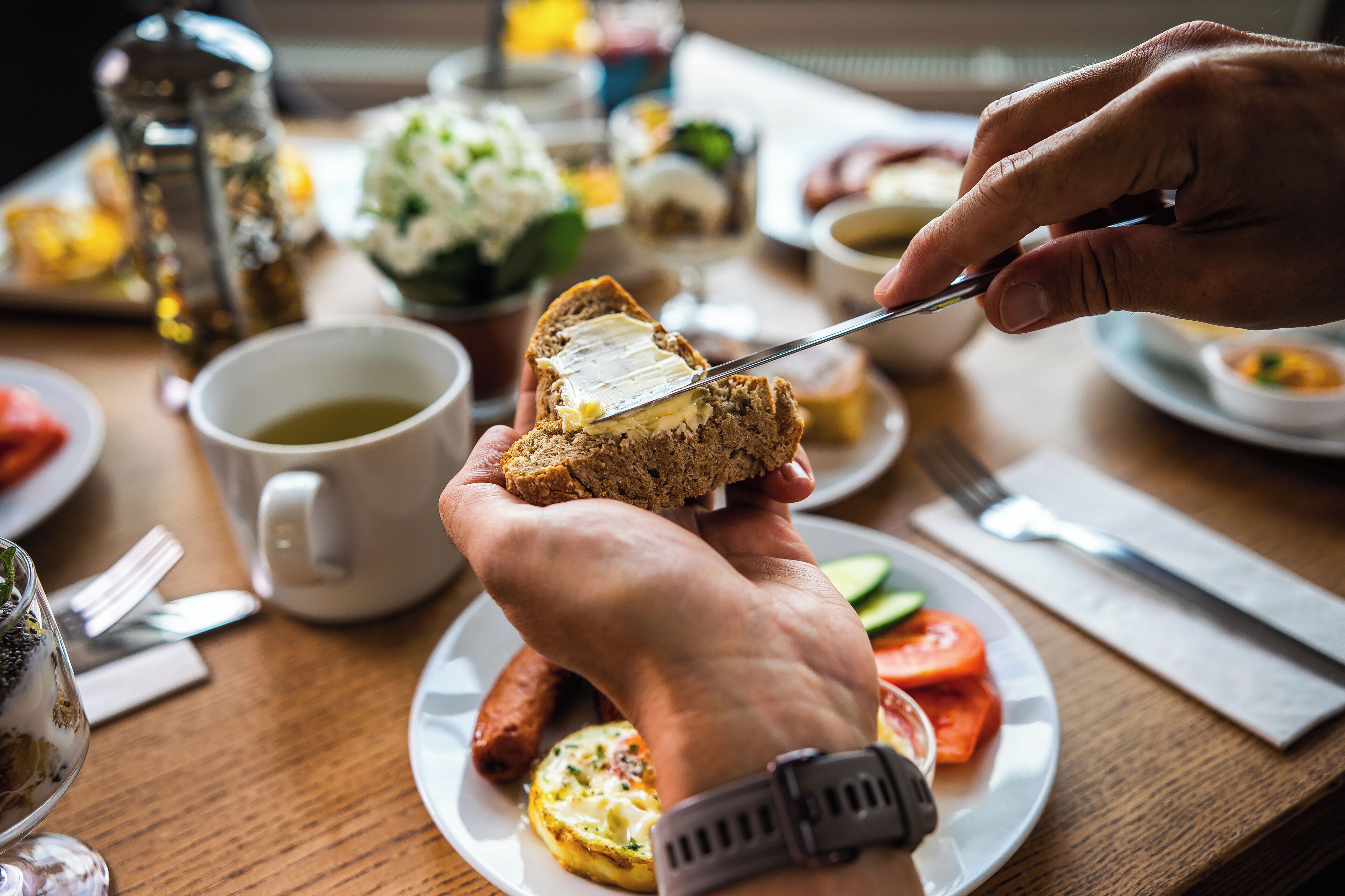 Ein Frühstückstisch mit Teller, Tasse und Salzstreuer.