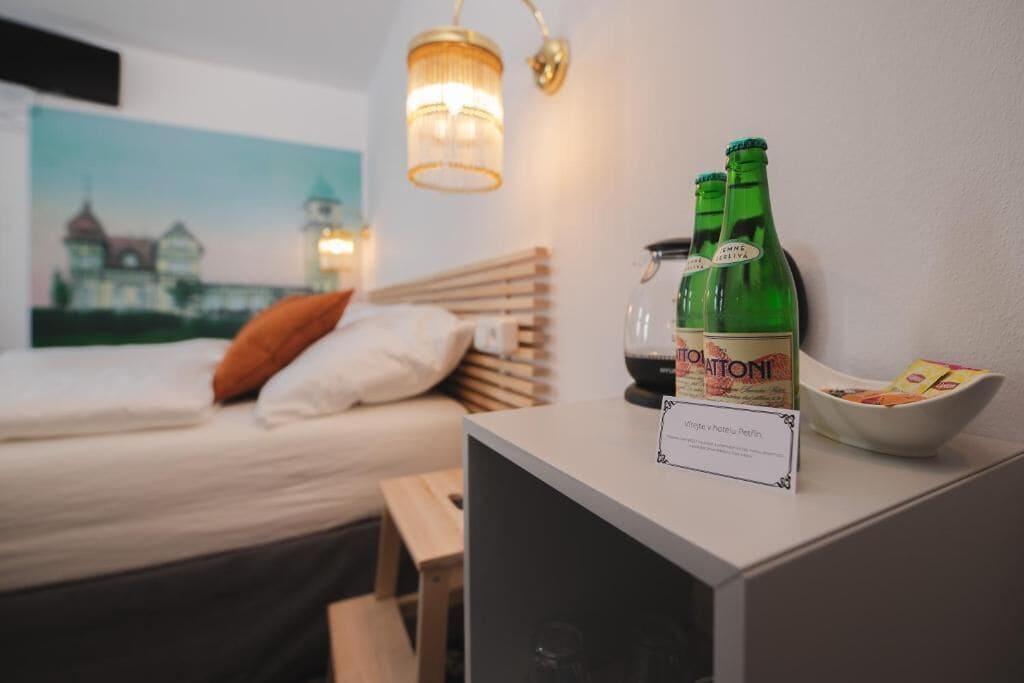 Habitación triple superior, vista a la montaña | Escritorio, cunas, wifi gratis y ropa de cama 