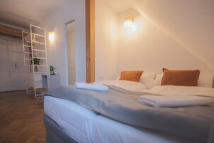 标准三人房, 山景 | 办公桌、婴儿床、免费 WiFi、床单