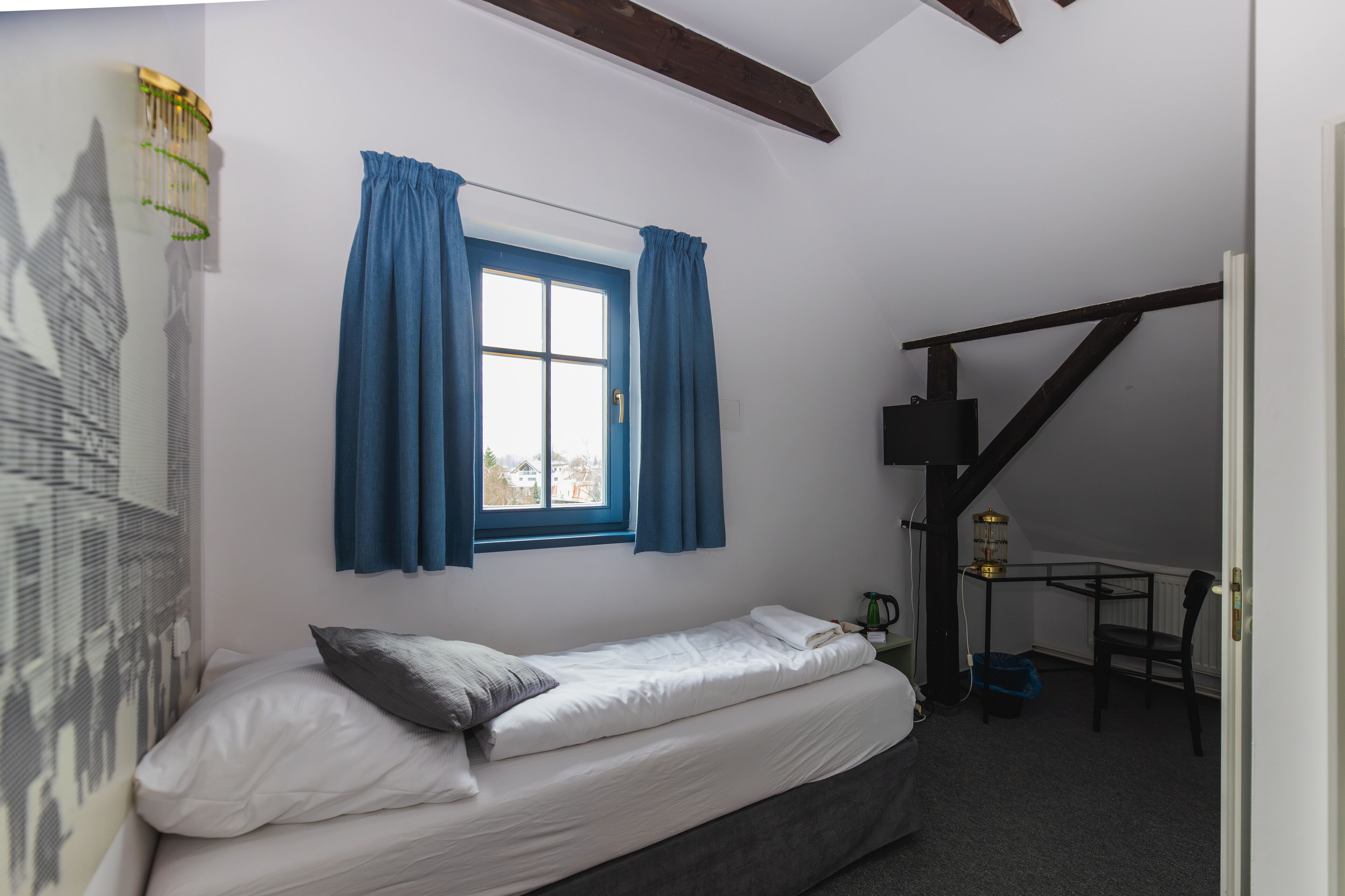 Escritorio, cunas, wifi gratis y ropa de cama 