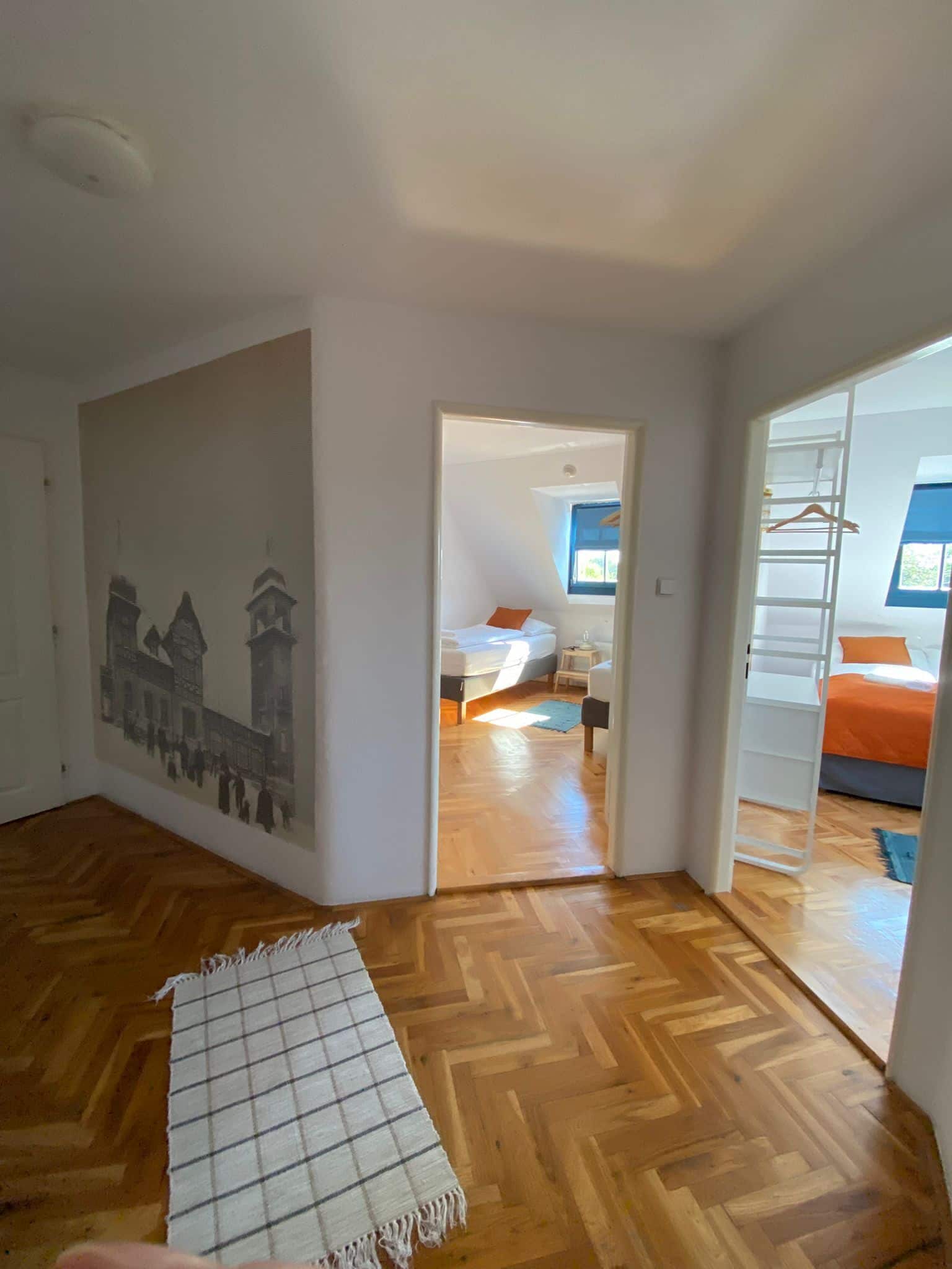 Escritorio, cunas, wifi gratis y ropa de cama 