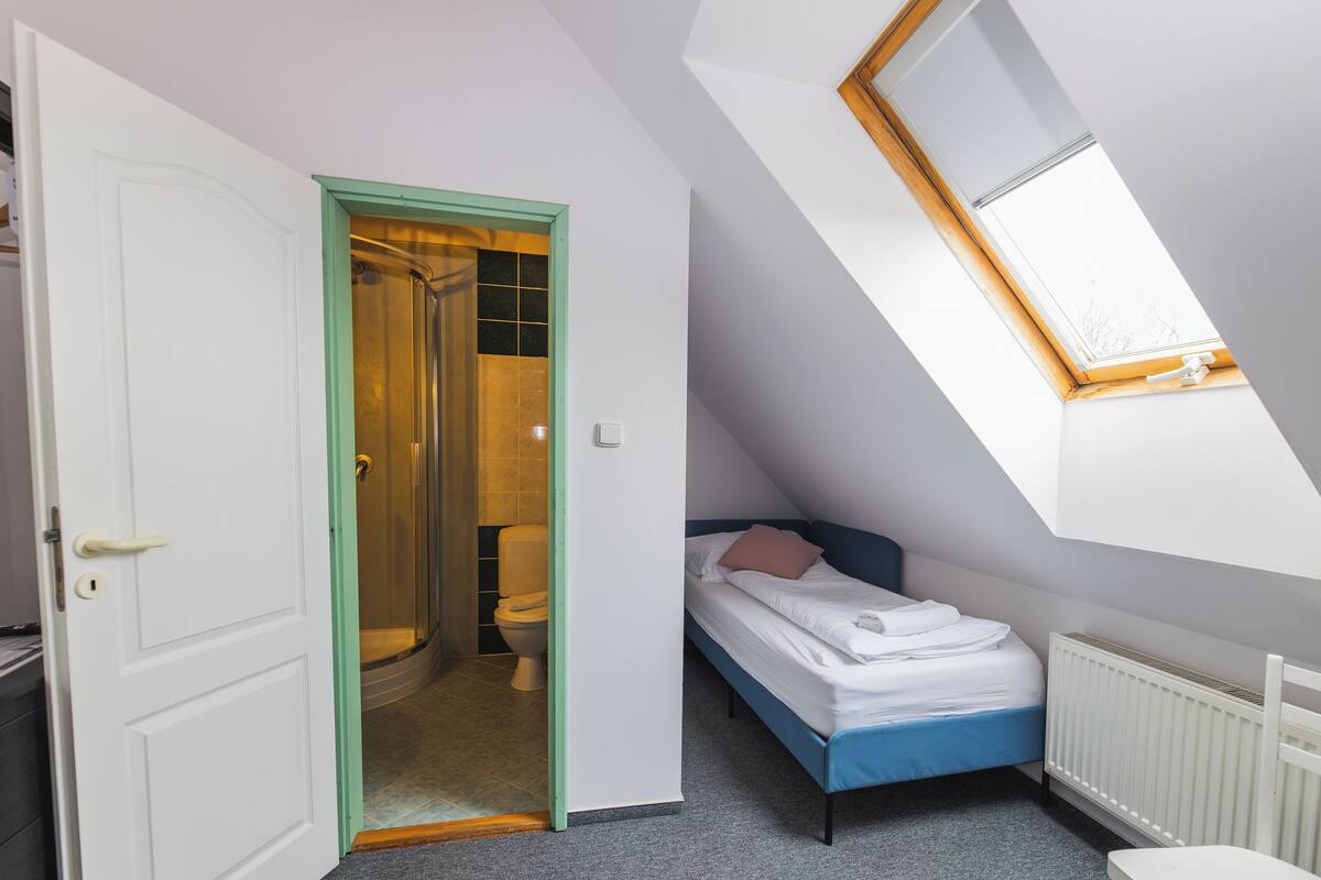 Economy Twin Room, Mountain View | Desk, free WiFi