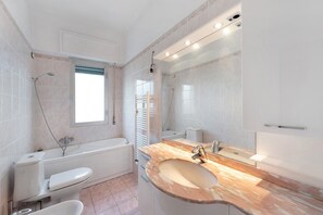 Shower, towels - Apartment 'Pegli Quartiere Giardino' with Sea View, Wi-Fi and Air Conditioning (Genova)