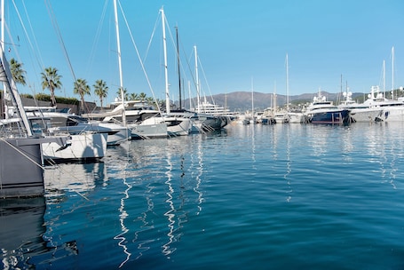 Marina. Apartment 'Pegli Quartiere Giardino' with Sea View, Wi-Fi and Air Conditioning