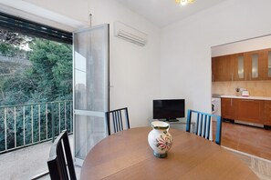 Dining - Apartment 'Pegli Quartiere Giardino' with Sea View, Wi-Fi and Air Conditioning (Genova)