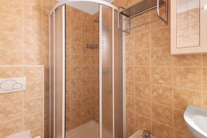 Dusche, Haartrockner, Handtücher