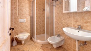 A bathroom with a shower enclosure, toilet, bidet, and sink. - Room 'Camera Matrimoniale' with Mountain View, Shared Garden and Wi-Fi (Grosio)