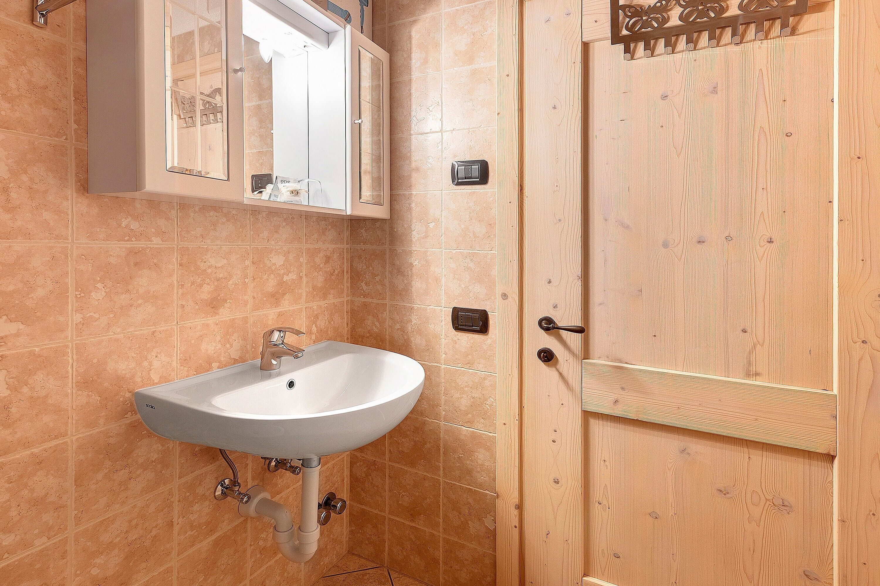 Douche, sèche-cheveux, serviettes fournies