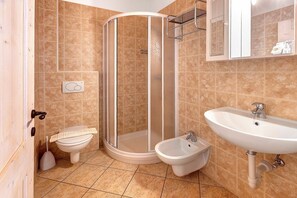 Shower, hair dryer, towels - Room 'Camera Matrimoniale' with Mountain View, Shared Garden and Wi-Fi (Grosio)