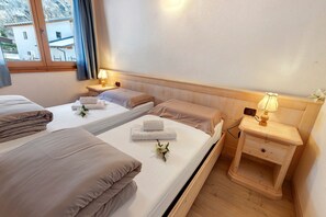 1 bedroom, WiFi, bed sheets - Room 'Camera Matrimoniale' with Mountain View, Shared Garden and Wi-Fi (Grosio)