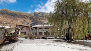 A building with a sign reading 'Agriculture' in a snowy setting with mountains in the background. - Room 'Camera Matrimoniale' with Mountain View, Shared Garden and Wi-Fi (Grosio)