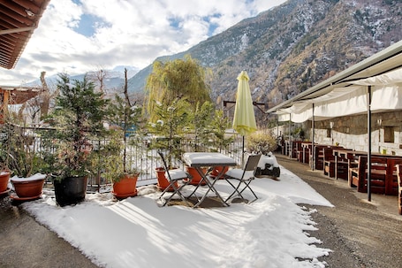 屋外ダイニングエリア. Rooms with Mountain View, Homemade Breakfast, and Private Bathroom