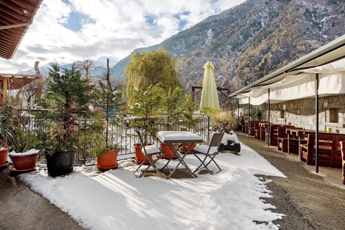 Room 'Camera Matrimoniale Con Castello' with Mountain View, Shared Garden and Wi-Fi