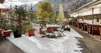 Room 'Camera Matrimoniale Con Castello' with Mountain View, Shared Garden and Wi-Fi