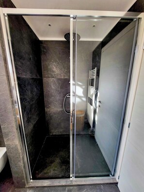 Ferienhaus, Balkon, Bergblick | Badezimmer