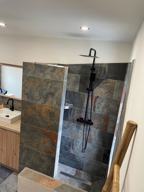 Jetted bath, hair dryer, towels, soap - House in the heart of the village (Cornillon)