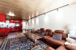 Căn hộ Superior | Khu phòng khách | TV màn hình phẳng 