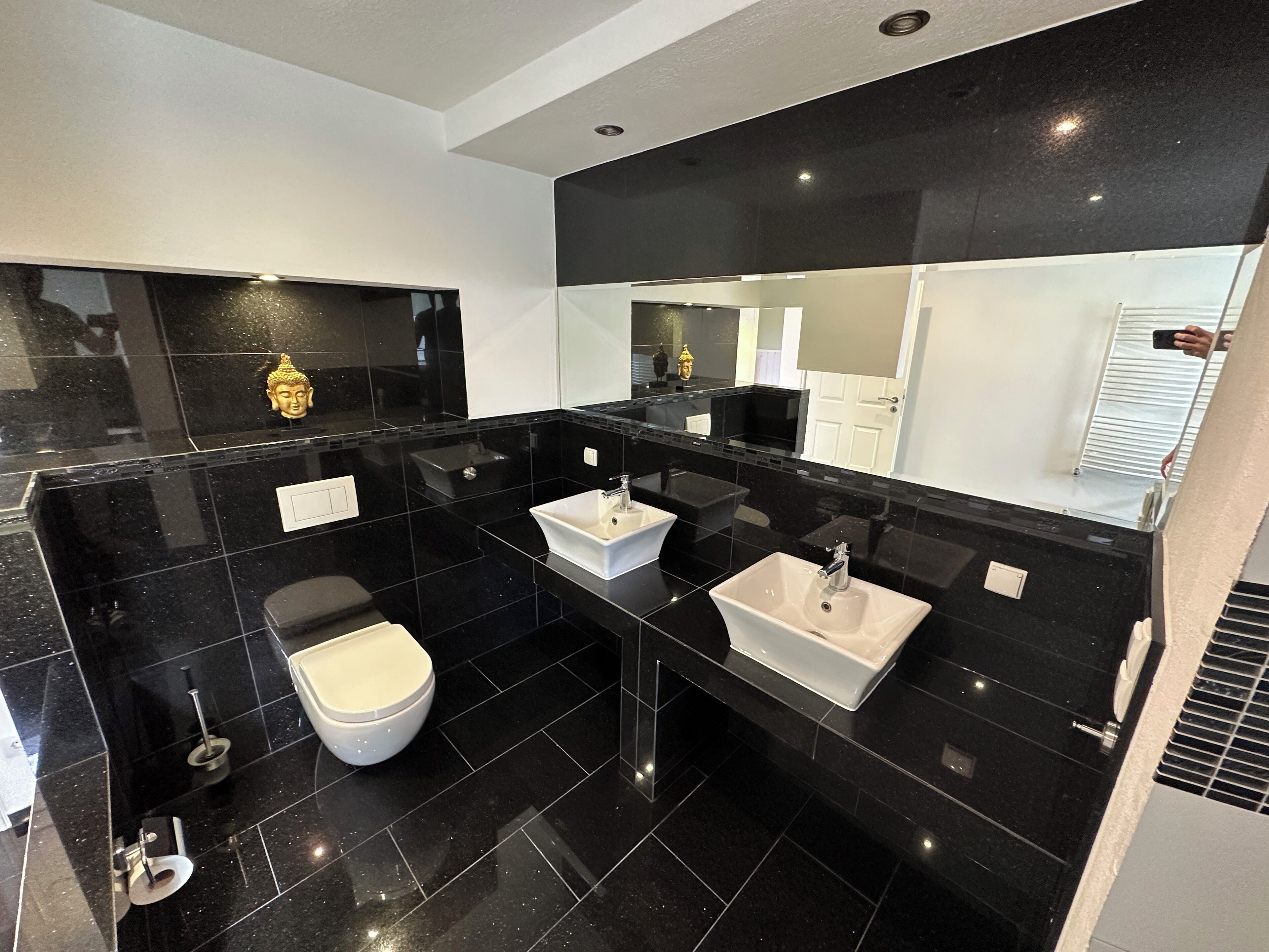 Een douche, handdoeken, zeep, shampoo