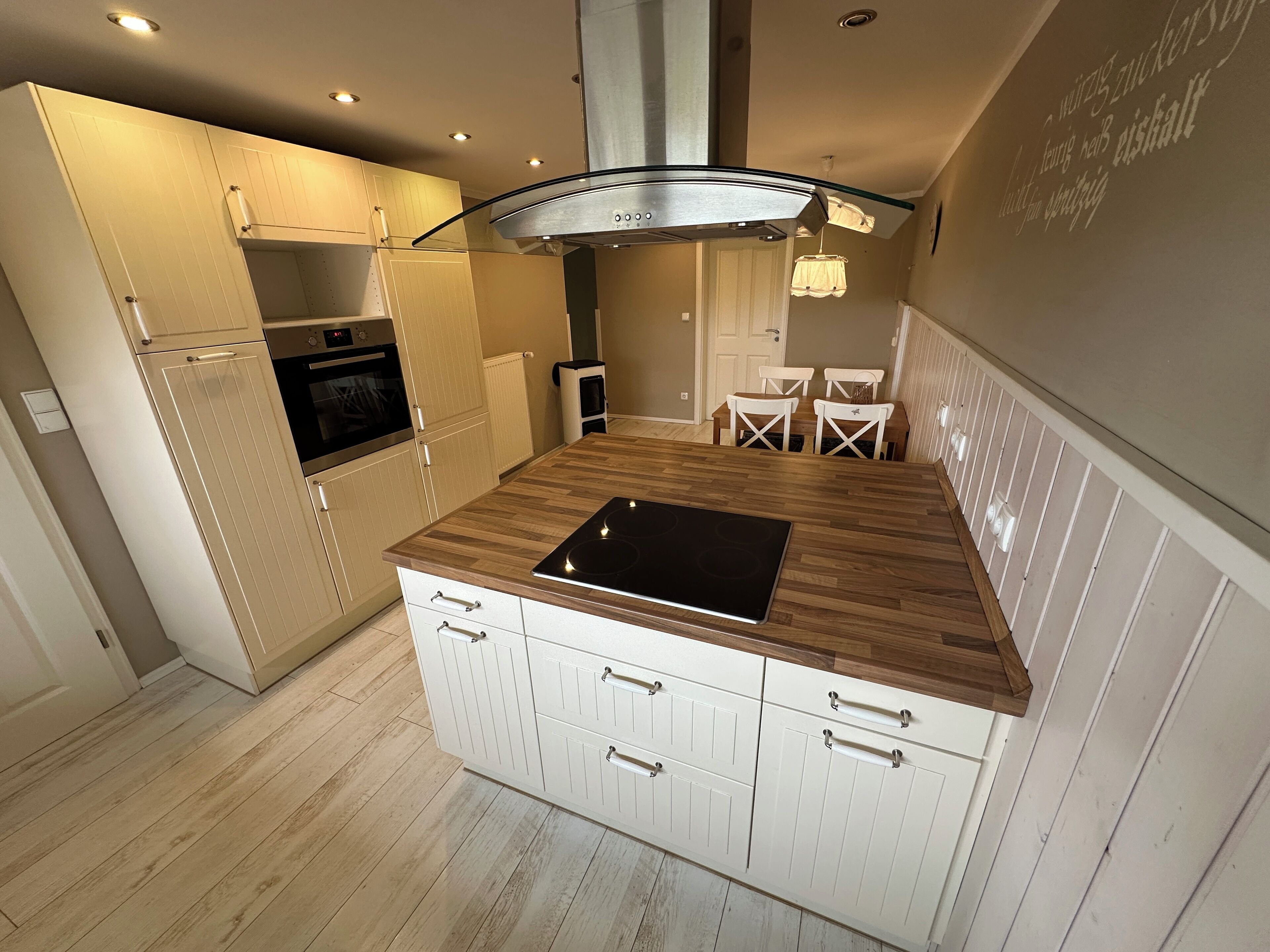 Jääkaappi, uuni, liesi, astianpesukone