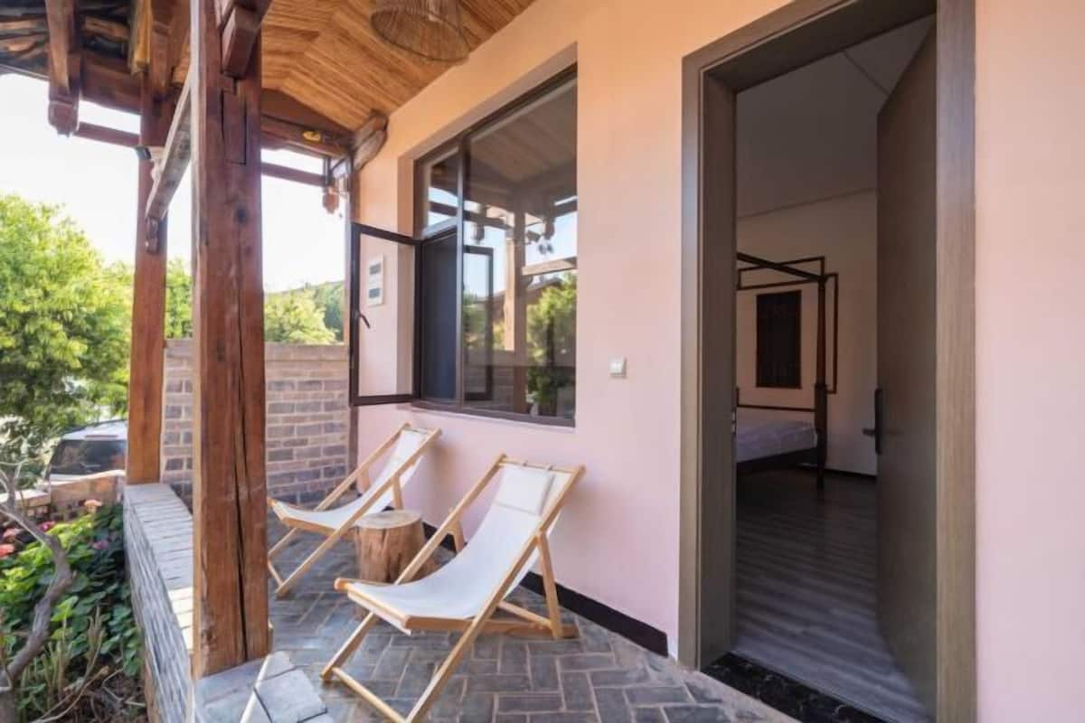 Quarto com cama, janela e porta.