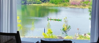Leisure Courtyard Lake View Homestay