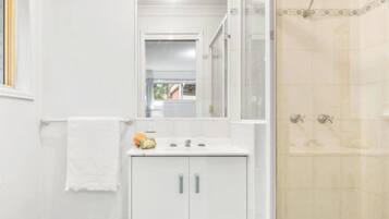 Ducha, secador de pelo, toallas, jabón