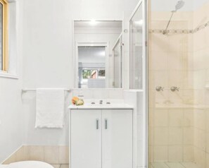 Shower, hair dryer, towels, soap - Relax & Unwind in Sunnybank Spacious 3BR Home w Parking (Sunnybank Hills)