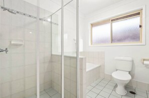 Bruser, hårtørrer, håndklæder, Sæbe