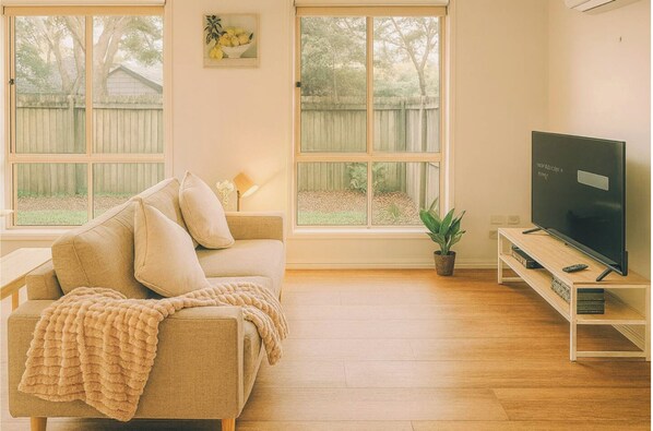 TV - Relax & Unwind in Sunnybank Spacious 3BR Home w Parking (Sunnybank Hills)