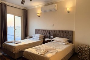 1 bedroom, WiFi, bed sheets - Five Pyramids Peaks View – Deluxe Double Room with Balcony (Cairo)
