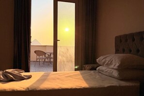 1 bedroom, WiFi, bed sheets - Five Pyramids Peaks View – Deluxe Double Room with Balcony (Cairo)