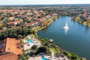Un quartier résidentiel doté d’un lac, d’une fontaine et d’une piscine.