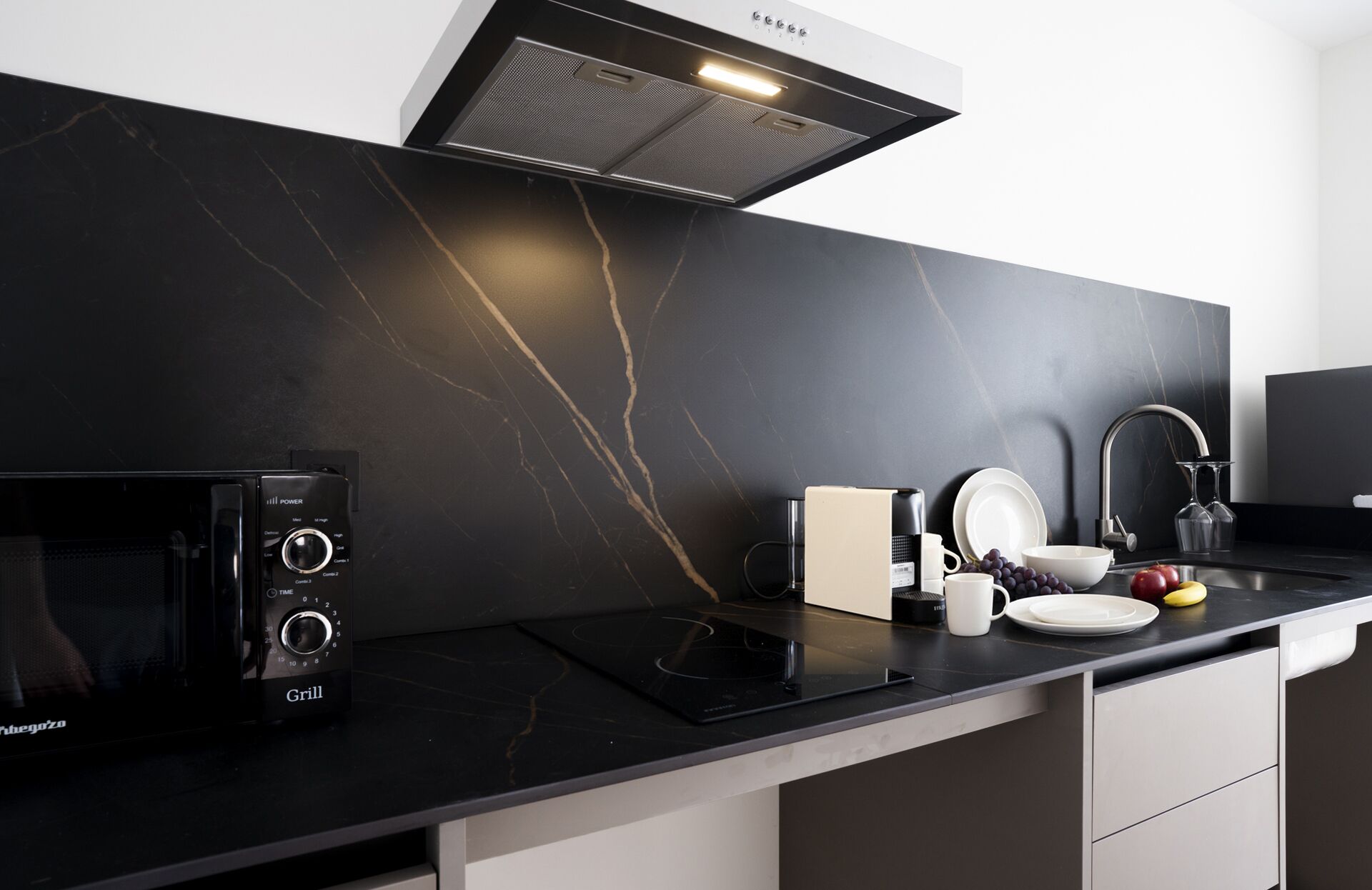 Refrigerador, microondas, placa de cocina, cafetera expreso