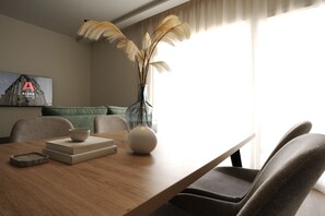 Appartement Supérieur, 2 chambres, balcon | Coin séjour | TV connectée