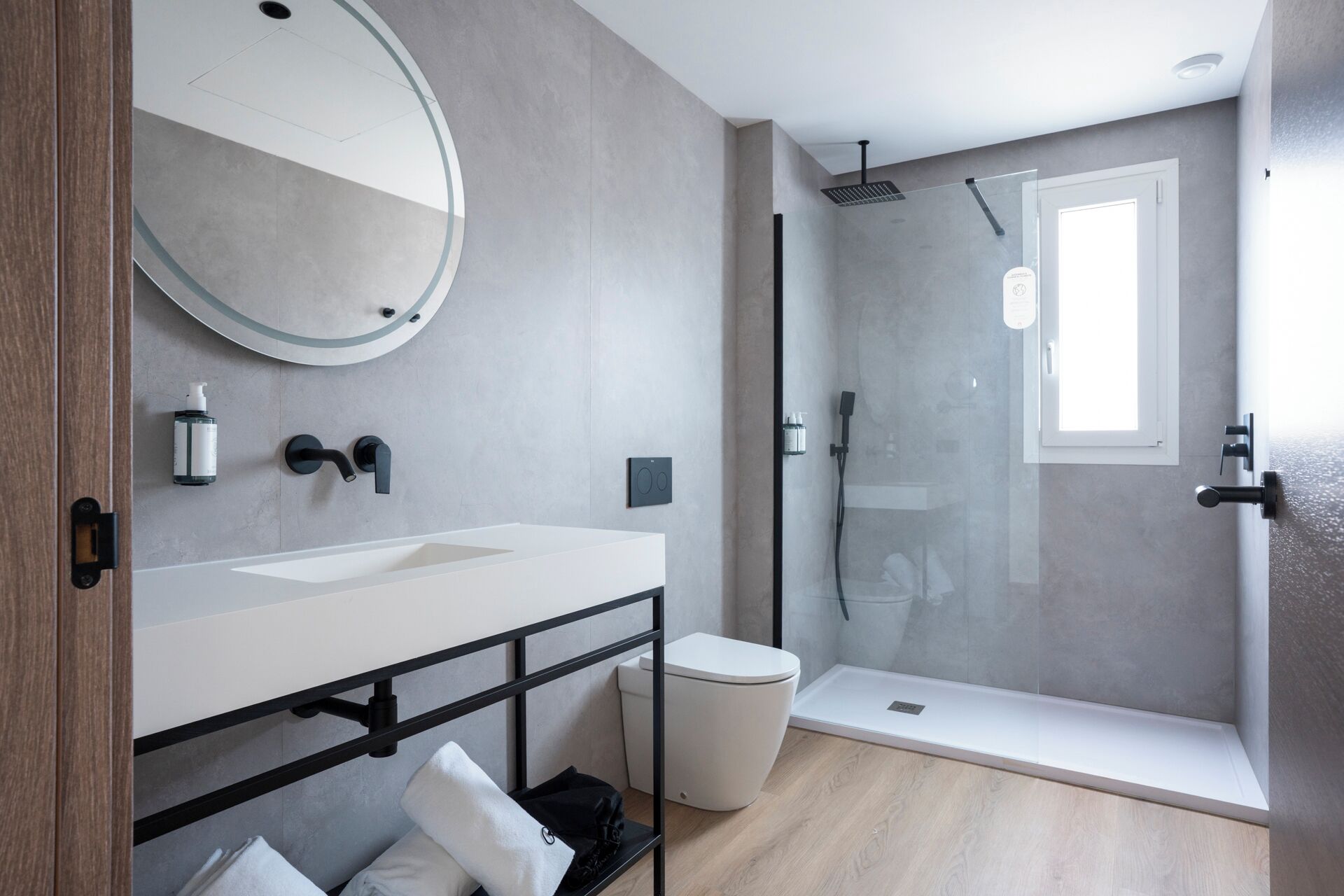 Apartamento, 1 habitación, balcón | Baño | Ducha, artículos de higiene personal gratuitos y secador de pelo