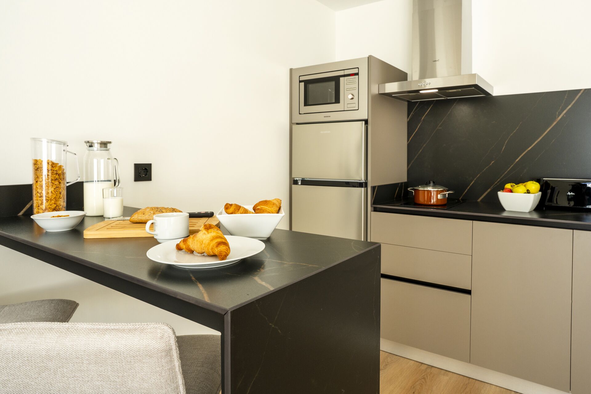 Refrigerador, microondas, placa de cocina, cafetera expreso