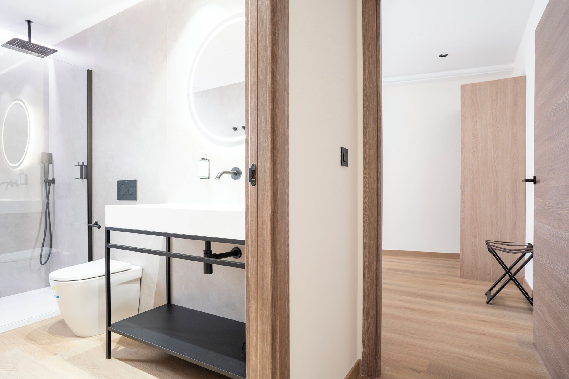 Un baño moderno con ducha, inodoro y tocador.