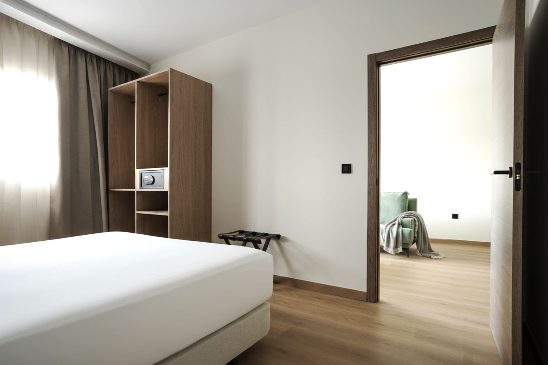 Apartment, 1 Bedroom, Balcony | Peti besi dalam bilik, seterika/papan seterika, Wi-fi percuma 