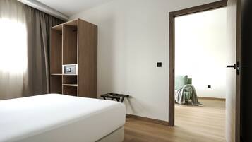 Appartement, 1 slaapkamer, balkon | Een kluis op de kamer, een strijkplank/strijkijzer, gratis wifi